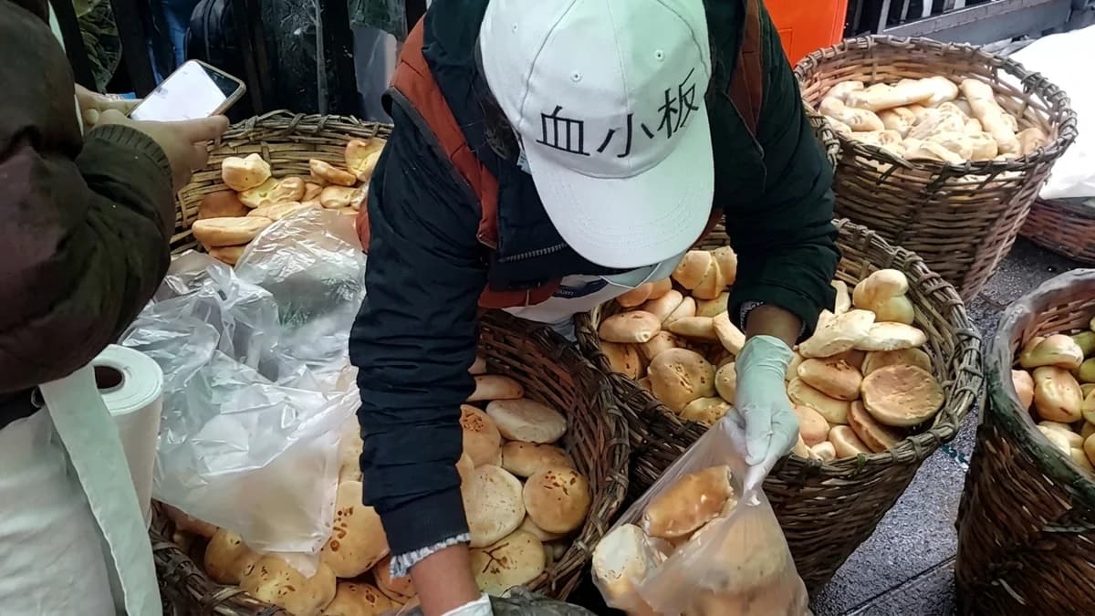 LA PAZ: PANIFICADORES ARTESANOS LLEGAN CON CANASTAS DE PAN Y LO VENDEN EN 0.80 CENTAVOS