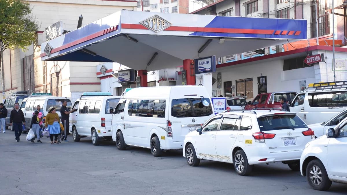 GOBIERNO GARANTIZA PRECIO DE LA GASOLINA Y ACUSA A CONTRABANDISTAS DE REVENDER EL CARBURANTE