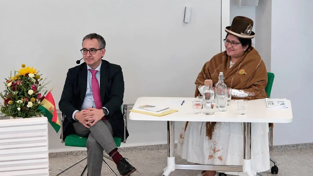 CIENTÍFICA BOLIVIANA DEFIENDE SU DOCTORADO EN INGLÉS Y VESTIDA DE POLLERA ANTE TRIBUNAL SUECO