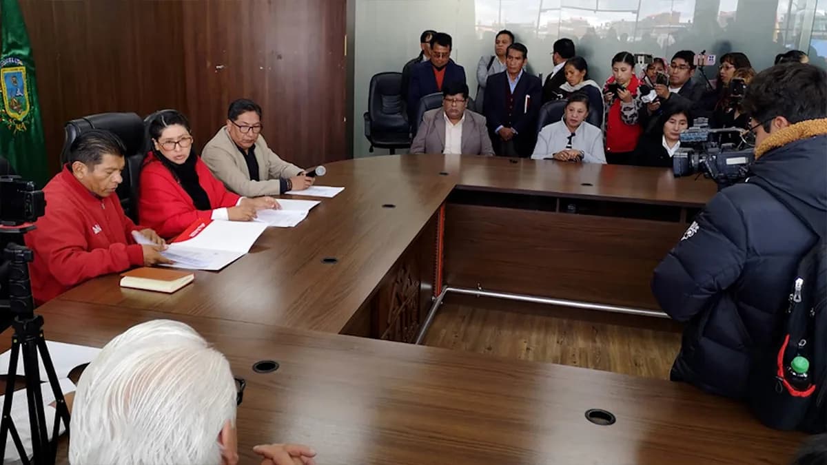 Eva Copa y Eliser Roca firman acta notarial para transición en la Alcaldía de El