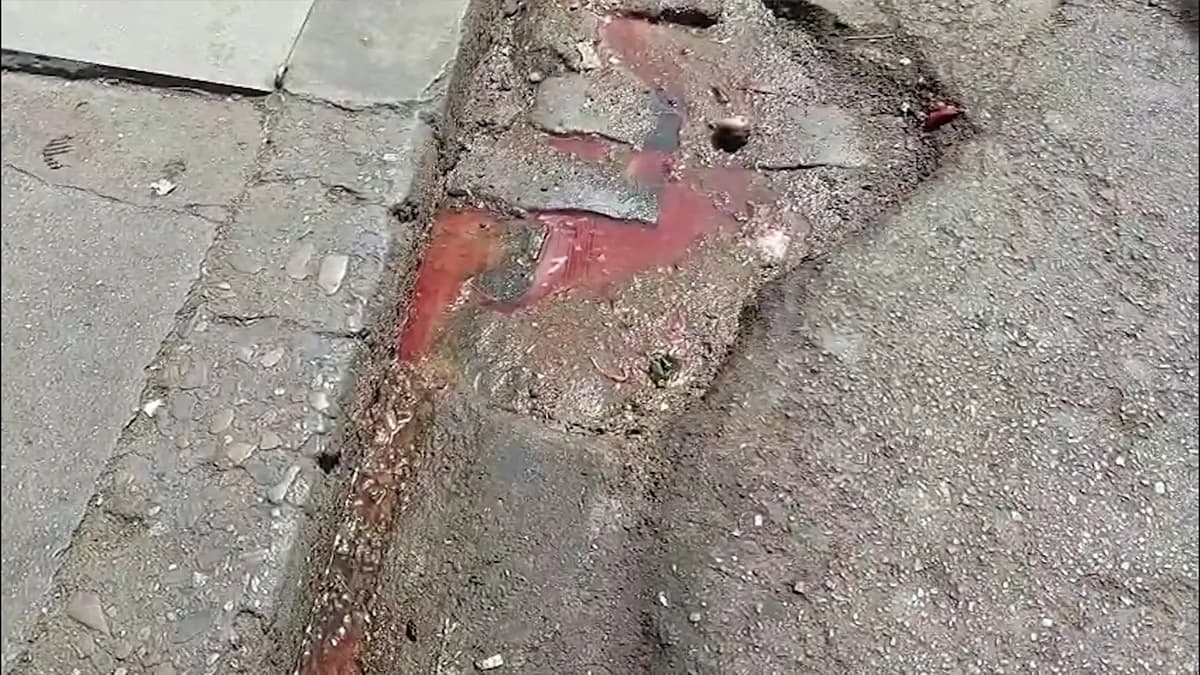 Vecinos denuncian malos olores en la calle Max Paredes por falta de mantenimient