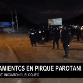 GRUPOS EVISTAS INTENTAN BLOQUEO EN PIRQUE PAROTANI Y SON GASIFICADOS POR LA POLICÍA.