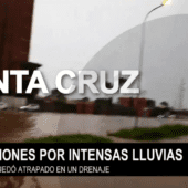 VEHÍCULO QUEDÓ SUMERGIDO EN UN DRENAJE TRAS FUERTES LLUVIAS EN SANTA CRUZ.