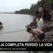 INTENTARON CRUZAR UN PUENTE IMPROVISADO EN SU VEHÍCULO Y PERDIERON LA VIDA AHOGADOS.