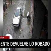 HOMBRE ROBÓ UNA MALETA, AL PARECER SE ARREPINTIÓ Y LA DEVOLVIÓ.