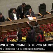 LANZARON FLORES, AGUA Y TOMATES EN LA PRIMERA SESIÓN PREPARATORIA PARA LA LEGISLATURA 2024 – 2025.