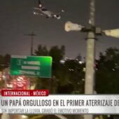En plena lluvia y de noche, un padre graba el primer aterrizaje comercial de su hija