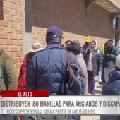 Adultos mayores y personas con discapacidad recibieron manillas para el partido de hoy