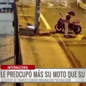 Hombre se preocupo por su motocicleta antes que por su pareja