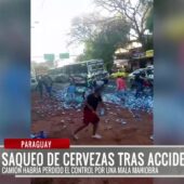Accidente en Paraguay deja decenas de latas de cerveza en el suelo y transeúntes se las llevan