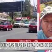 Largas esperas en surtidores afectan diariamente a conductores de transporte en La Paz