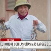 Hombre en Vietnam alcanza récord por las uñas más largas del mundo