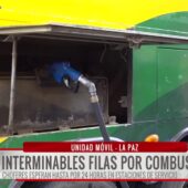 Conductores en La Paz dependen de la suerte para cargar combustible, incluso realizando reservas