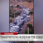 Transportistas bloquean varias zonas de Cochabamba exigiendo combustible