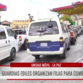 Choferes denuncian que vehículos se saltan la fila para cargar combustible en La Paz