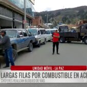 Choferes de Achocalla bloquean vía por fallas en surtidor y exigen atención inmediata