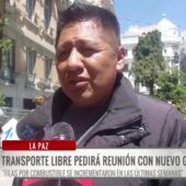 Choferes del Transporte Libre denuncian largas filas por combustible en La Paz