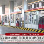 Conductores reportan que las filas en surtidores de El Alto se mantienen