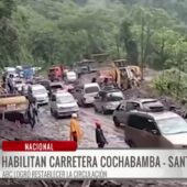 Maquinaria de la ABC habilita paso en la carretera nueva Cochabamba – Santa Cruz