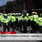 Policía retiene vehículos de choferes sin licencia en El Alto